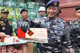 TNI AL menggagalkan penyelundupan dua kontainer rokok ilegal di Pontianak