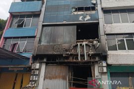 Puslabfor Polri kembali olah TKP lokasi kebakaran ruko di Jakpus