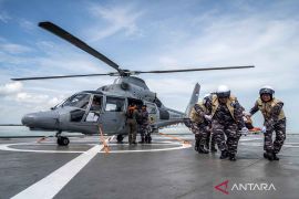 Terkendala jalur darat, TNI AL evakuasi korban bencana alam lewat udara