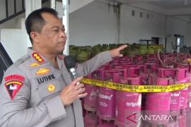 Polrestabes Surabaya ungkap Bright Gas 12 kilogram berisi elpiji subsidi