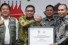 Pemkot Ambon terima bantuan mobil tangki air dari DPR RI dan BNPB perkuat layanan bencana