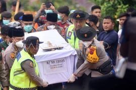 Pemakaman massal korban banjir bandang Sumatera Barat Page 5 Small