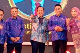 Direktur Utama Bank Nagari raih Penghargaan Achievement Motivation Person (AMP) 2025 dari Komisi Informasi Sumatera Barat