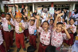 Simak lagi warta soal buku sejarah Indonesia, bantuan akses internet
