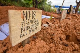 Pemakaman massal korban banjir bandang Sumatera Barat Page 3 Small