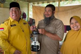 AMPG bagikan lampu darurat ke warga Aceh Tamiang