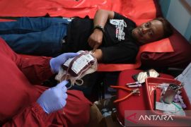 LKBN Antara Biro Kalbar gelar donor darah dan CKG