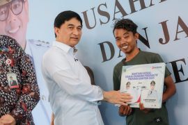 Pemprov Banten salurkan Rp24,3 miliar bantuan UEP dan jaminan sosial