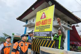 Polres Malang pasang "banner" keselamatan di jalur wisata Bromo