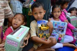 Prabowo Bagikan Mainan Hingga Tinjau Posko Kesehatan di Aceh Tamiang