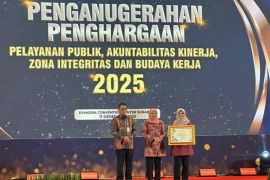 Disperpusip Jatim sabet dua penghargaan layanan publik
