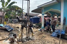 Polda Sumut buat sumur bor di masjid Tapsel guna permudah air bersih