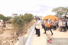 Prabowo cek langsung kayu gelondongan terbawa banjir di Aceh Tamiang