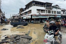Puluhan titik ruas jalan rusak akibat banjir di Aceh Timur