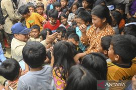 Prabowo minta anak-anak korban banjir Aceh tabah dan tetap semangat