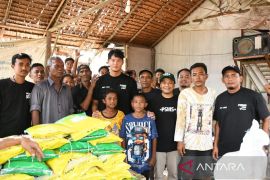 PSMS Medan menyalurkan bantuan untuk warga terdampak banjir di Langkat