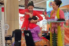 Padu padan kebaya Encim gaya modern ala None Jakarta