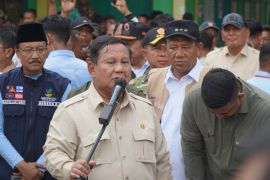 Presiden Prabowo Subianto kunjungi pengungsi di Tanjung Pura Langkat