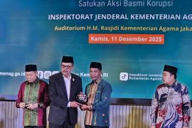 Kepala Kanwil Kemenag Kaltara Menerima Penghargaan dari Menag Pada Hakordia