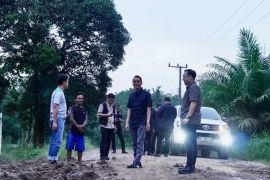 Pemkab OKI siagakan alat berat jaga jalan poros Cengal--Sungai Menang