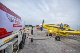 Direktur Utama Pertamina kawal pengiriman BBM ke Bener Meriah gunakan pesawat air tractor dari Kualanamu