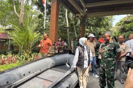 KLH berikan Bali dua perahu karet untuk tangani banjir dan bersihkan sampah