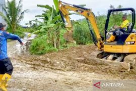 Relawan Kalsel bantu siapkan lahan huntara korban banjir di Sumbar