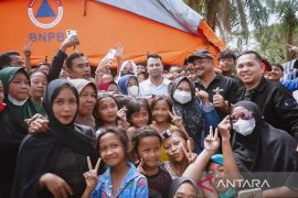 Air mata Raffi Ahmad meluap kala mengunjungi korban banjir Sumatera