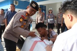 Paket makanan dansarung Polres Simalungun untuk korban bencana alam Sumut