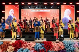 Miss Supranational Harashta puji ajang Kuyung Kupek Muba 2025