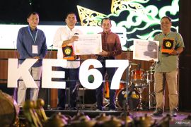 UPN Veteran Yogyakarta beri penghargaan Alumni Peduli kepada Bos Surya Group