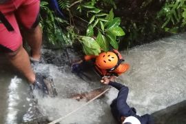 Basarnas evakuasi jasad WNA korban banjir Tibubeneng