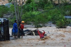 Evakuasi warga terjebak banjir di Padang Sumbar, tim SAR dikerahkan