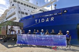 Pelni Ambon kirimkan 142 koli bantuan untuk korban bencana di Sumatera