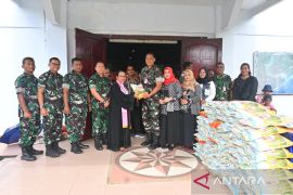 Lanud Pattimura bagikan satu  ton beras ke umat Kristiani di Ambon jelang Natal