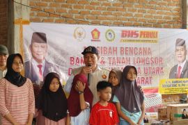 Anggota DPR RI Bambang Haryo Soekartono kuatkan korban bencana di Agam