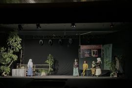 Pementasan Teater KOPI SUHI FKIP UMSU, ketika para kaum ibu ikut serta pelaku revolusi