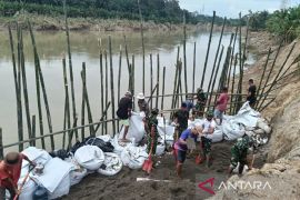 Koramil mengintensifkan perbaikan tanggul di Langkat setelah banjir
