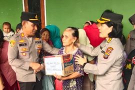 Polwan Polda Sumut bantu warga terdampak banjir Pangkalan Brandan