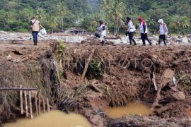 Akses kembali terputus di Batu Busuk Padang Page 4 Small
