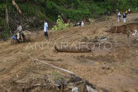 Akses kembali terputus di Batu Busuk Padang
