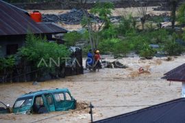Air sungai kembali meluap di Batu Busuk Padang
