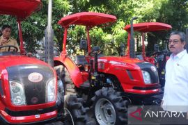 Pemprov Maluku salurkan bantuan traktordari Kementan ke daerah