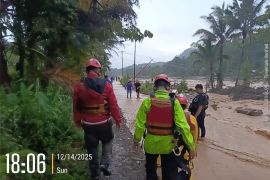 Tim Semen Padang evakuasi 11 warga terjebak banjir di Batu Busuk