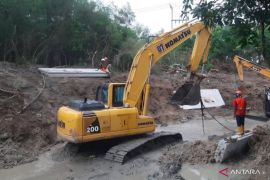 Pemkab Bekasi pasang tanggul Kali Cikadu cegah banjir