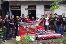 YPBM dan  Hakka Singkawang menyalurkan bantuan untuk warga kurang mampu