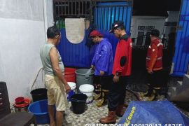 Semen Padang Peduli salurkan 232 ribu liter air bersih ke daerah terdampak banjir di Padang