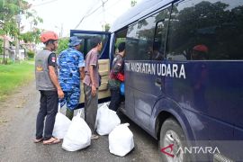 Air Force cooks 1,000 meals daily for West Sumatra disaster victims