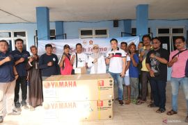 Melati serahkan mesin tempel dukung produktivitas nelayan Bangka Tengah