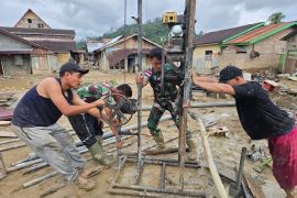 Kodim 0212 membangun sumur bor untuk pengungsi banjir di Batang Toru